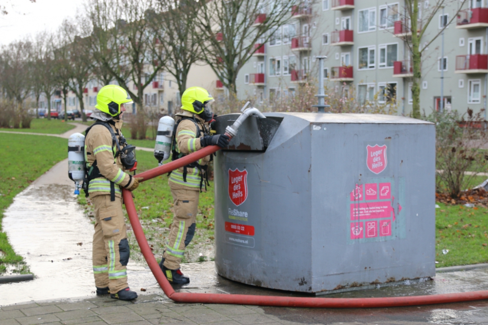 Brandje in kledingcontainer