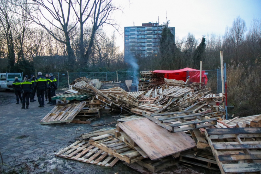 Politie grijpt in bij opbouw vreugdevuur Vlaardingen