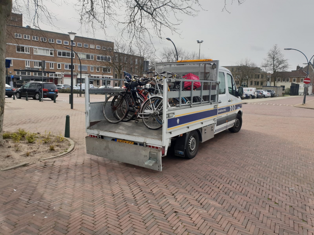 Handhaving verwijdert weesfietsen bij station