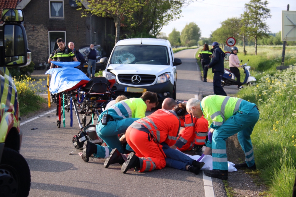 Gewonde bij aanrijding auto met scooter