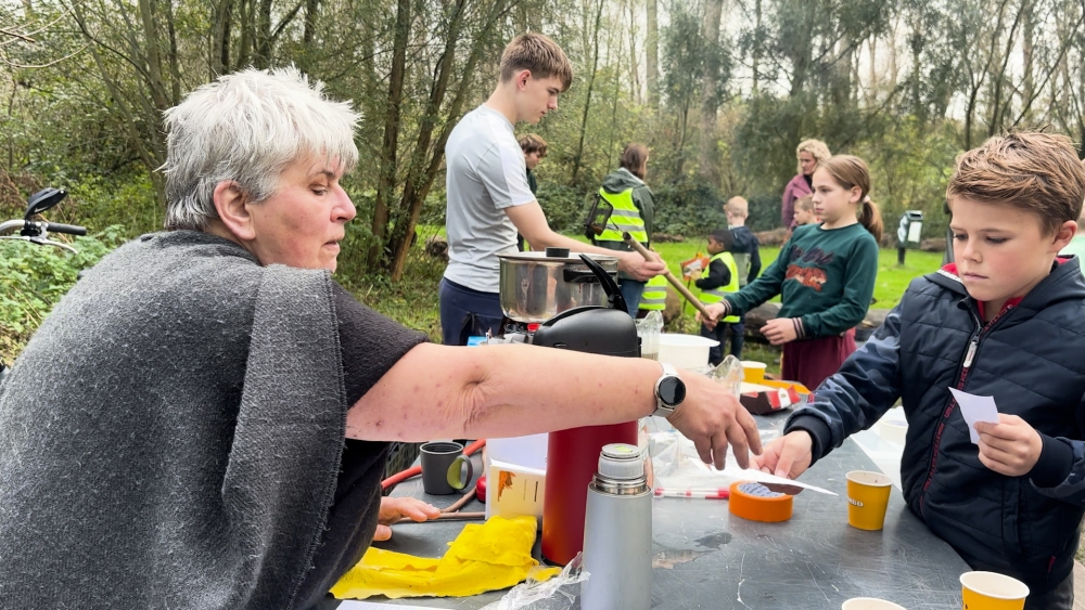 Kinderen bakken popcorn en maken natuurconfetti in de Broekpolder