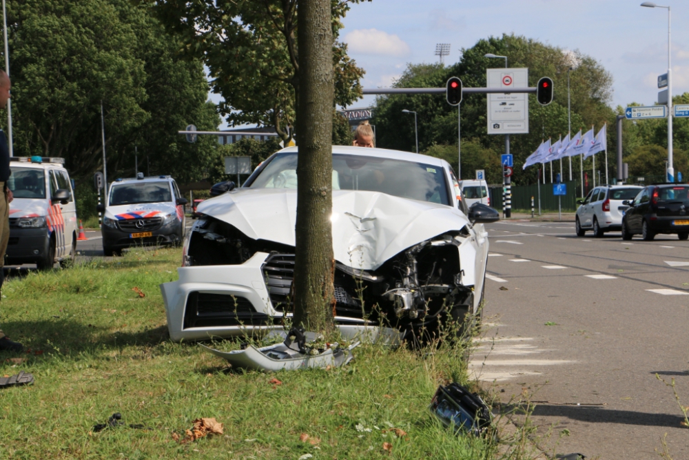 Bestuurder zonder rijbewijs knalt op boom