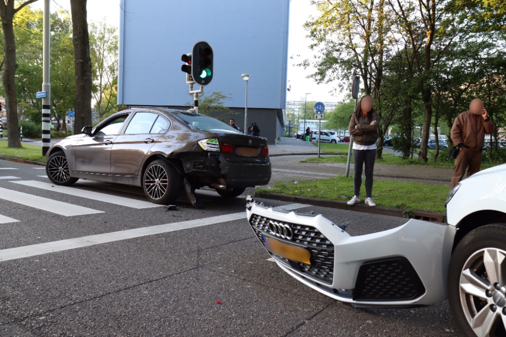 Automobilist botst op stilstaande auto