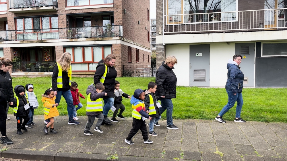 Peutervierdaagse in Groenoord van start: ”We stimuleren kinderen om vaker buiten te spelen”