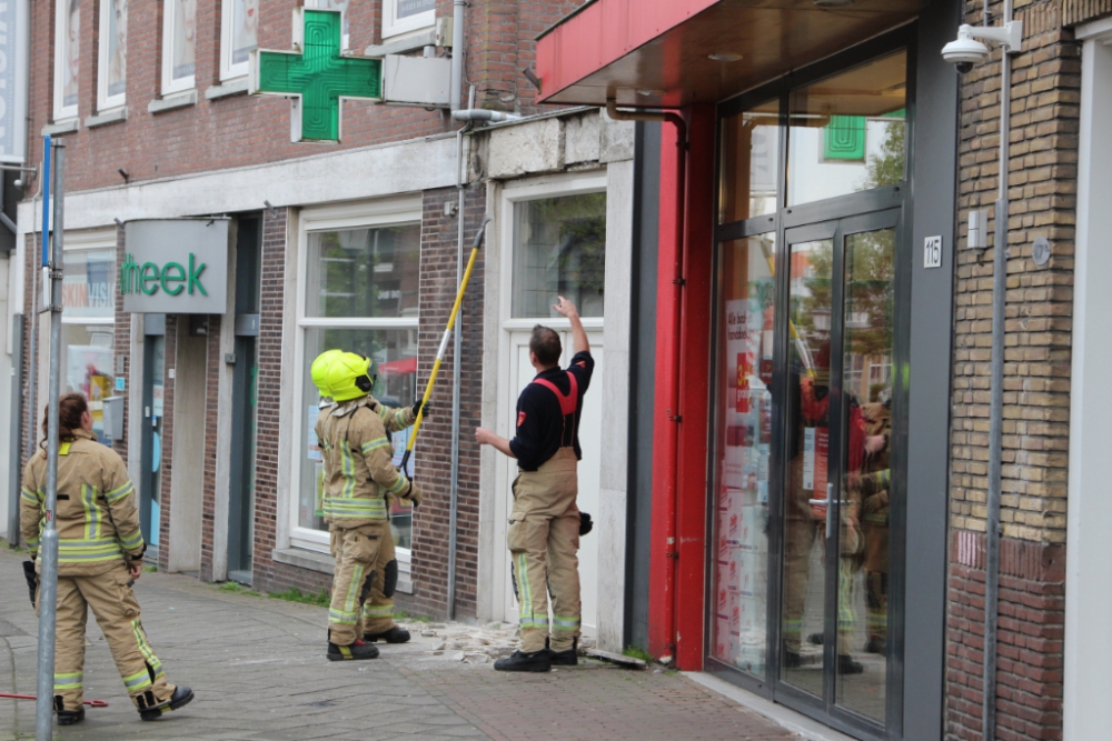 Stucwerk gevel valt naar beneden