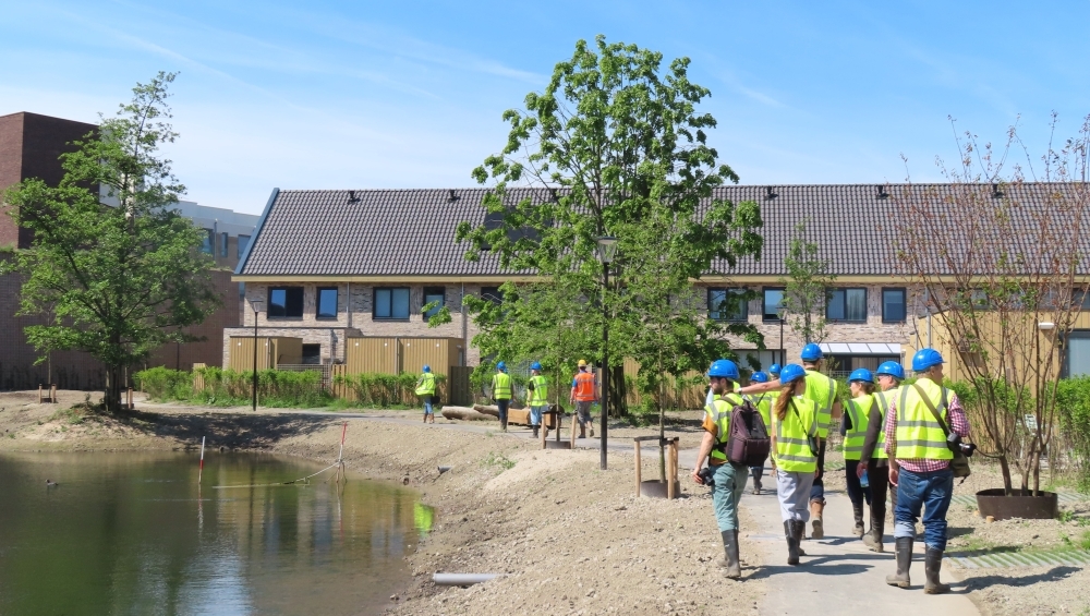 Een knalgroene wijk tussen de snelweg, de haven en het spoor