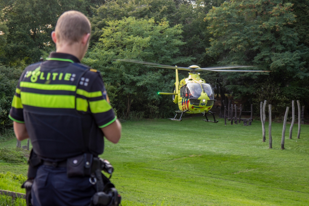 Traumahelikopter landt in parkje aan de Vlaardingerdijk, politie roept op afstand te houden