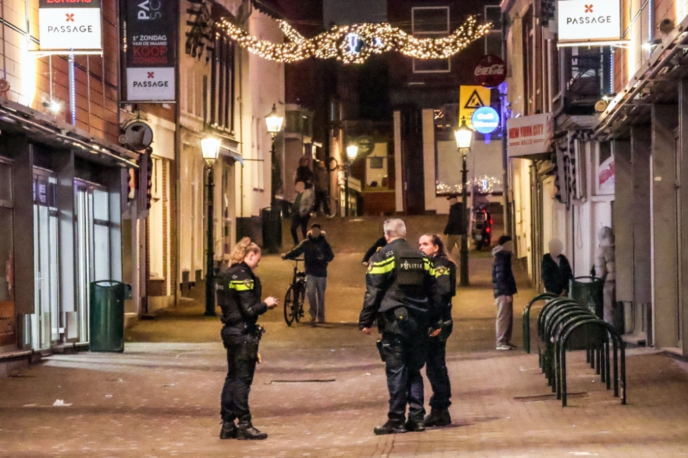 Agenten met kogelwerende vesten op zoek naar persoon met vuurwapen