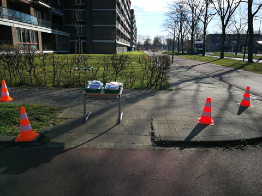 Huiswerk uitdelen in Schiedam in coronatijd: via een drive-in