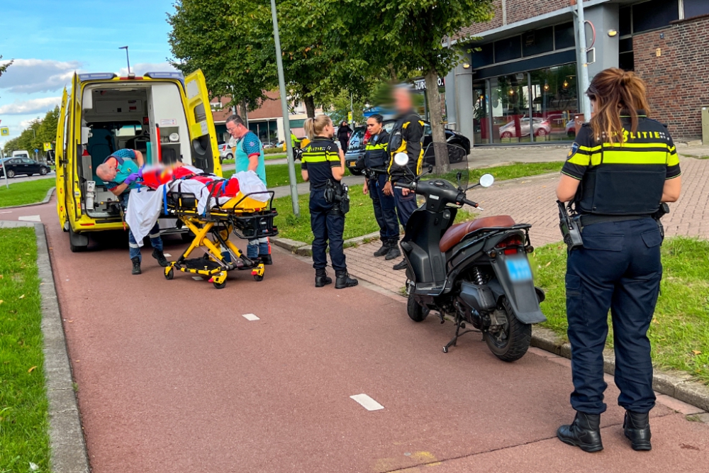 Ongelukkige botsing tussen scooter en fietser op de Burgemeester van Haarenlaan