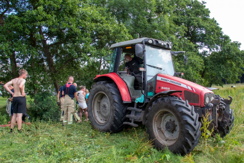 Paard uit de sloot met behulp van de trekker op de Groeneweg