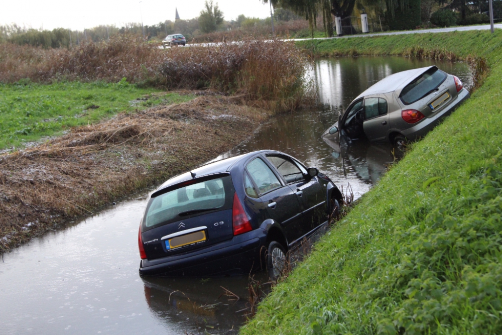 Twee auto&#039;s te water