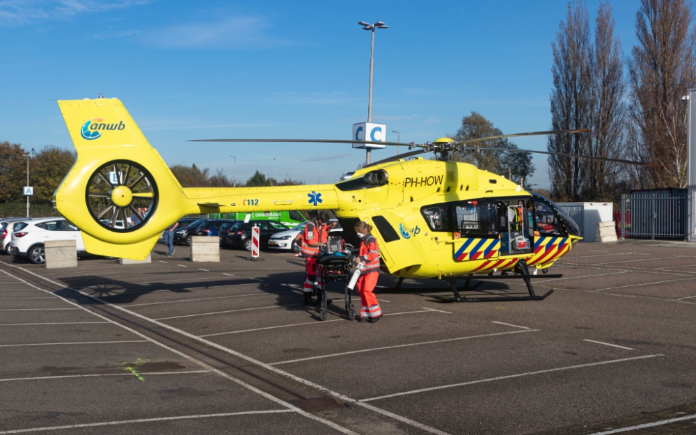 Ambulancehelikopter haalt Coronapatiënt op bij Franciscus ziekenhuis