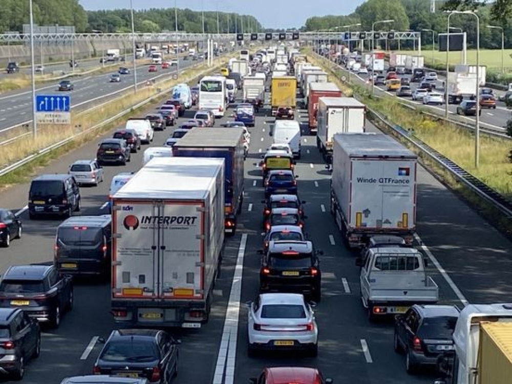 Tientallen kilometers file en urenlange vertraging door dichte snelwegen