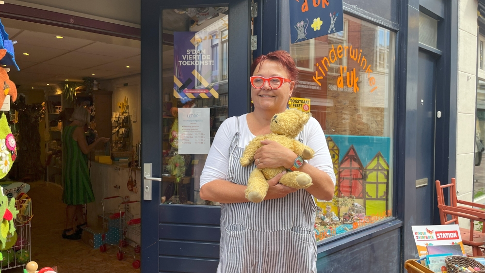 Phyllis (61) verruilt Schiedamse speelgoedwinkel voor een carrière als poppendokter