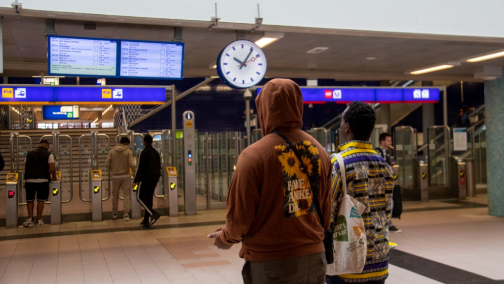 Geen enkele trein vertrekt vanaf Schiedam Centrum door treinstaking NS: ‘Ik vind dit niet kunnen’