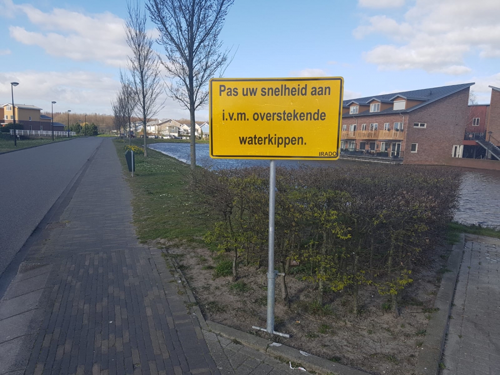 Kijk uit voor overstekende...