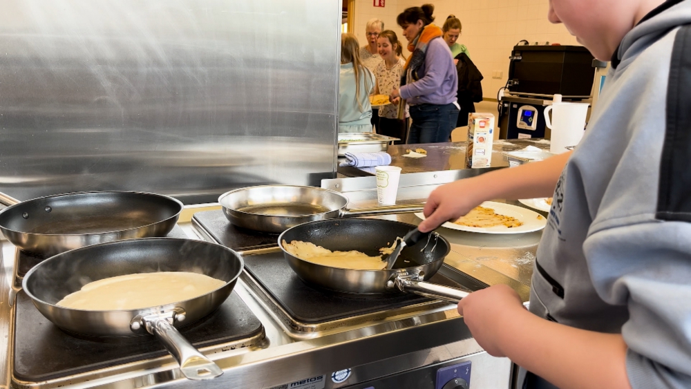 Leerlingen van CBS De Wieken bakken pannenkoeken voor ouderen: “Alsof een engeltje op je tong pist”