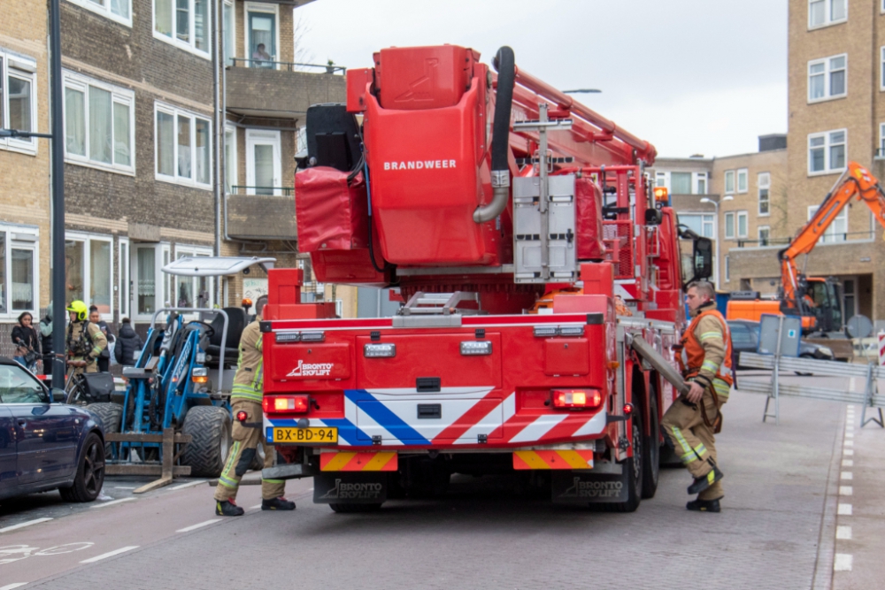 Kleine brand in woning Professor Kamerlingh Onneslaan, ambulance voor bewoner