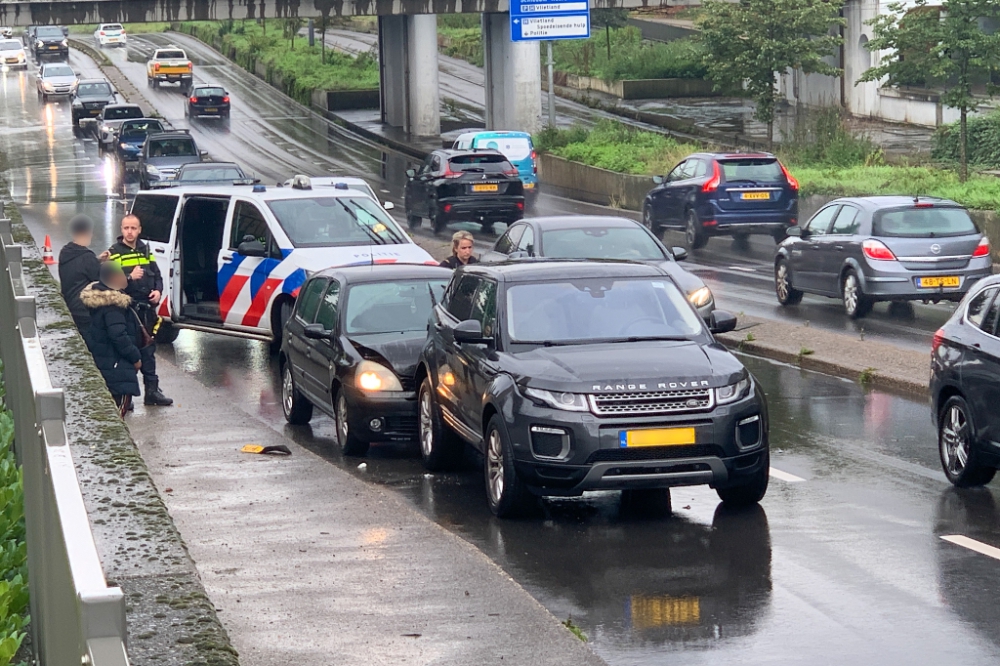 Flinke schade bij kop-staartbotsing op de Nieuwe Damlaan