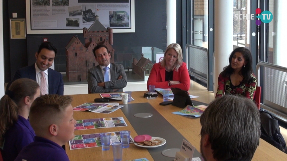 Leden Kindergemeenteraad bespreken voorstellen met wethouders