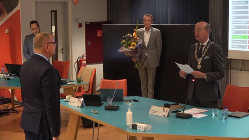 Jules Bijl (links) bij zijn benoeming als wethouder in Vlaardingen