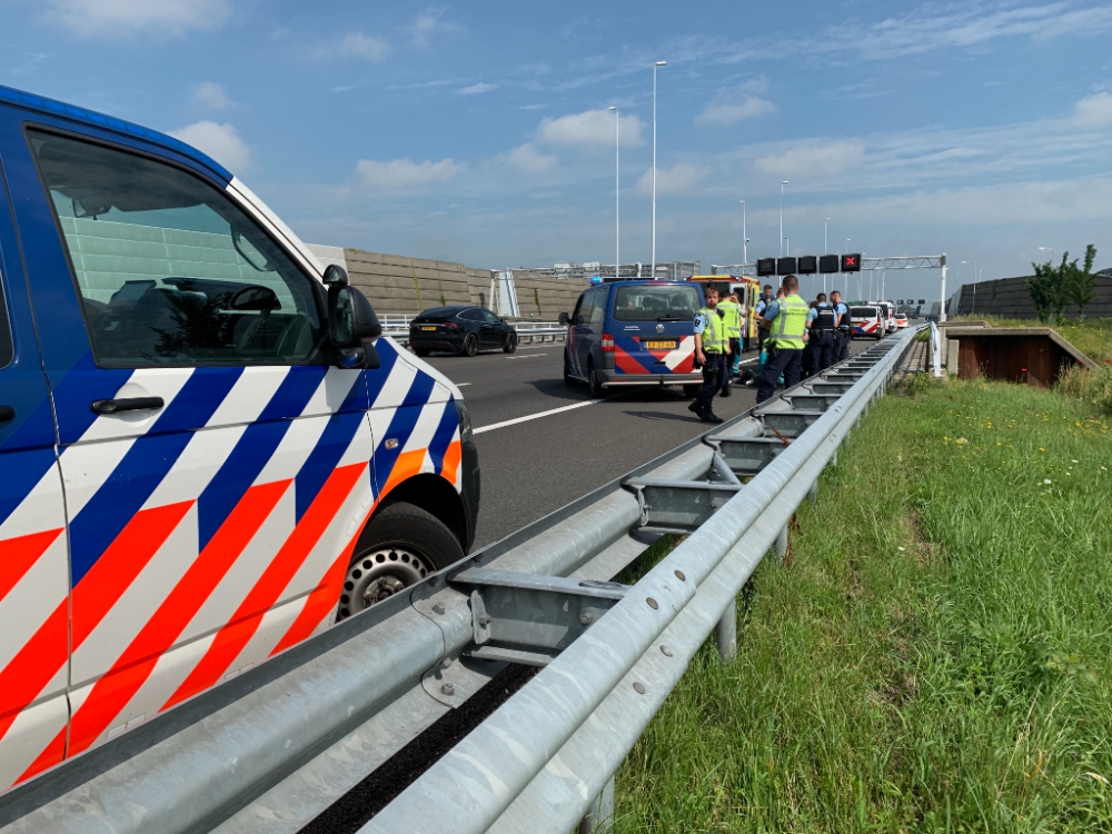 Koninklijke Marechaussee rijdt auto klem van man die onwel is geworden