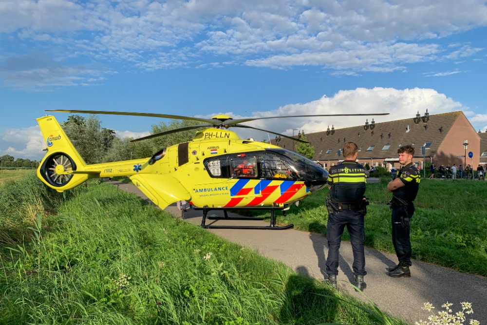 Nog een traumahelikopter in Schiedam, landt op smal fietspad