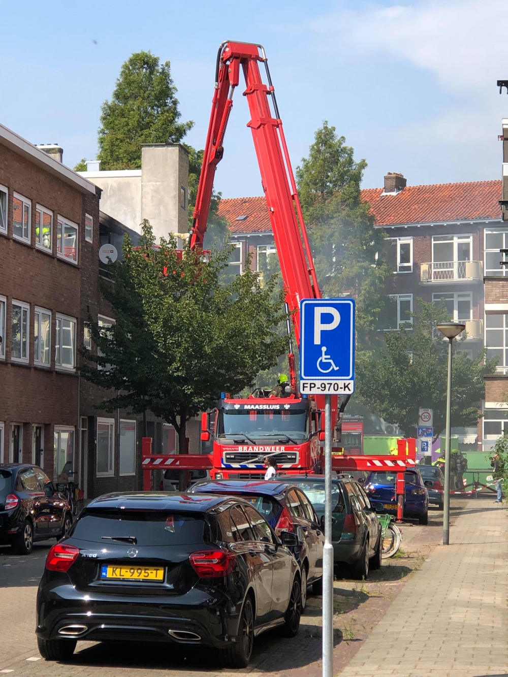 Brand en explosies in woning