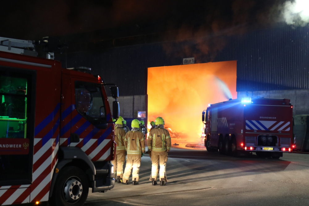 Oorzaak grote brand bij Vlaardingse afvalverwerker mogelijk &#039;Schiedamse&#039; batterijen bij het huisvuil