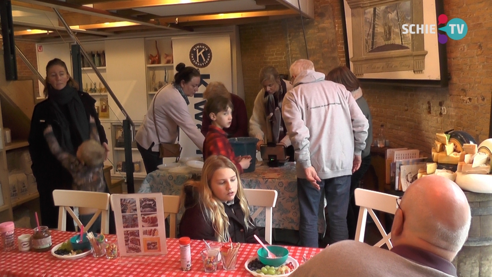 Drukte van belang in Molen De Walvisch: kids met beperking bakken wafels