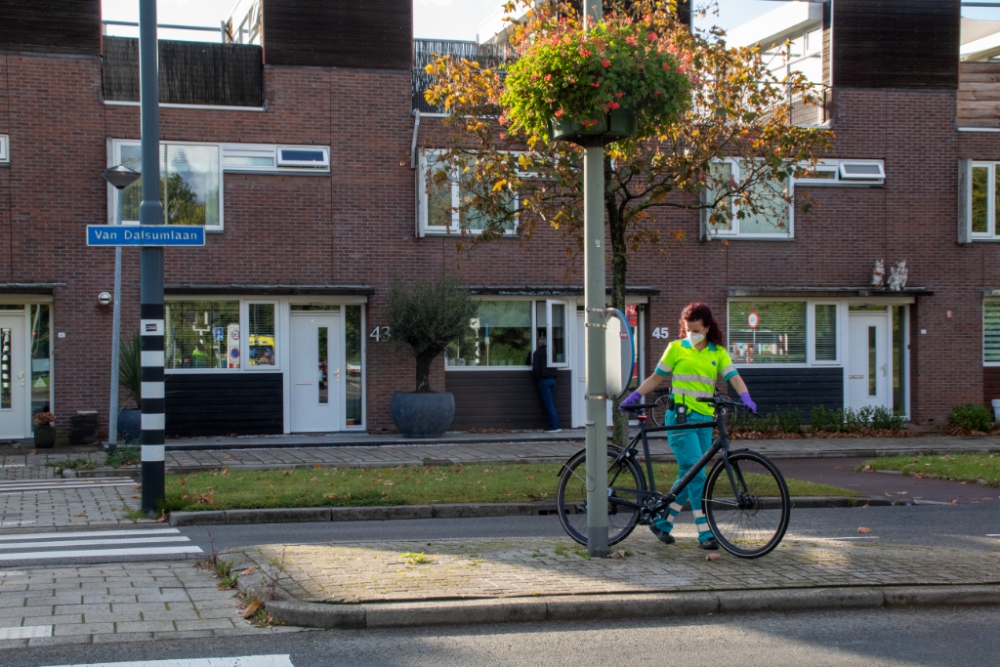 Fietser gewond na aanrijding met auto op de Van Dalsumlaan