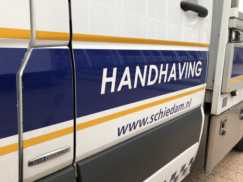 Handhaving vindt kerstbomen en hout in brandgang in Oost