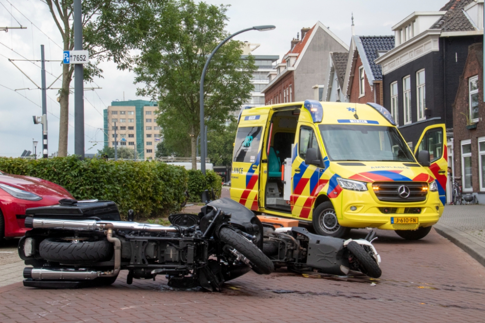 Flinke schade aan een motor en een bezorgscooter door botsing