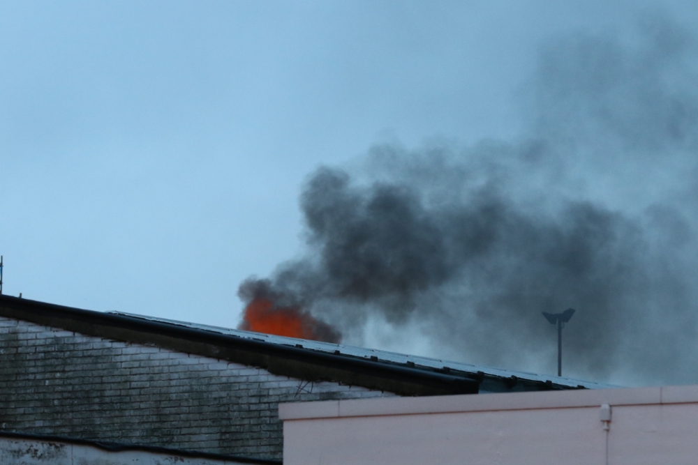 Uitslaande brand in loods Spaanse Polder