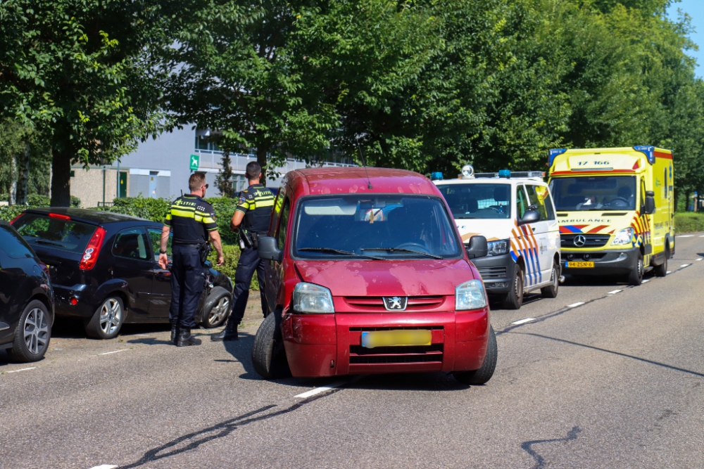 Bestelauto botst op geparkeerde auto’s