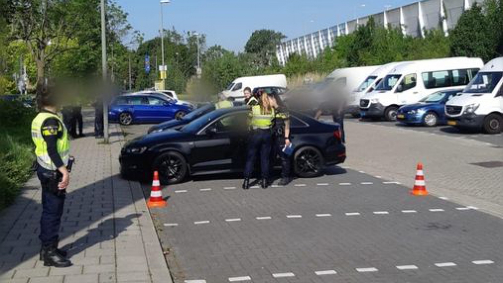 Politie houdt verkeerscontrole in Nieuwland