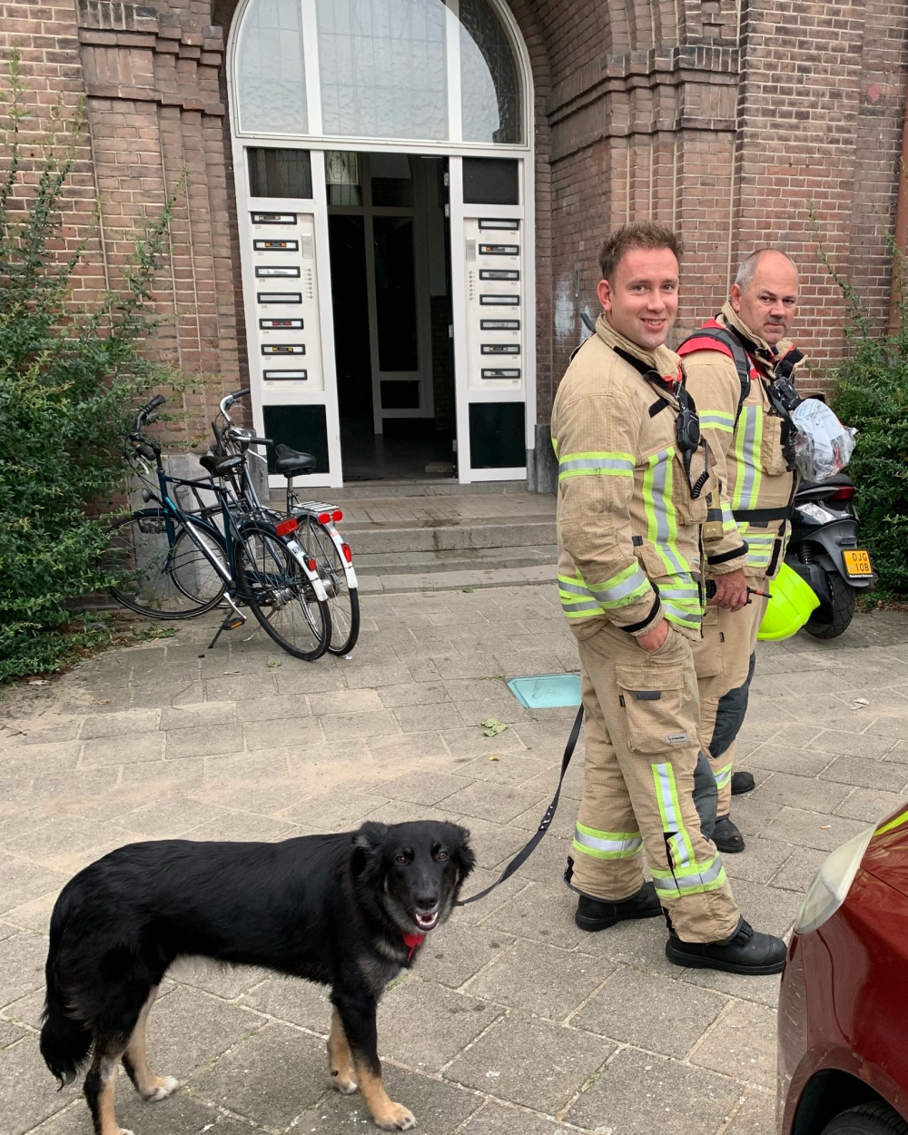 Brandweer redt hond en kat uit rook in woning in Oost