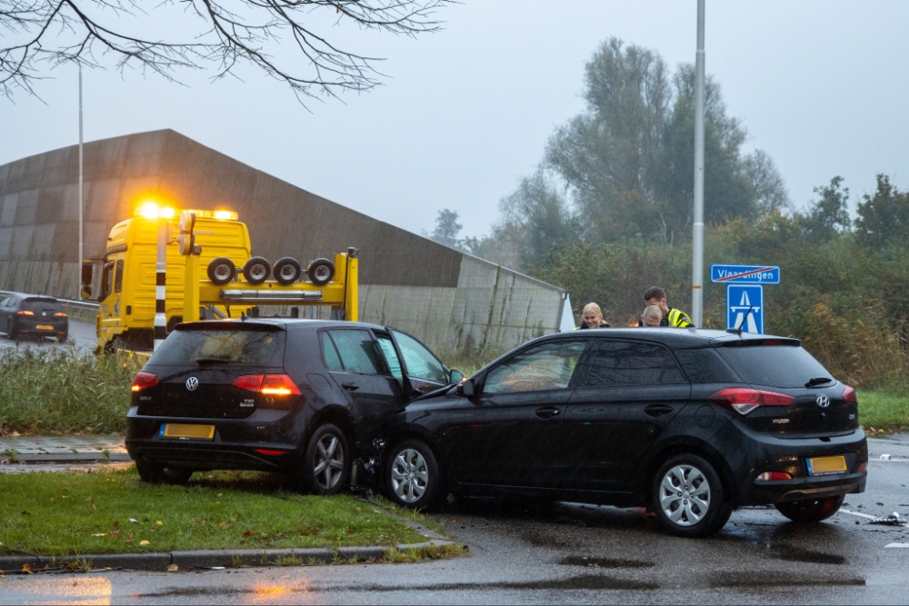 Aanrijding op Holysingel: twee auto&#039;s in de kreukels