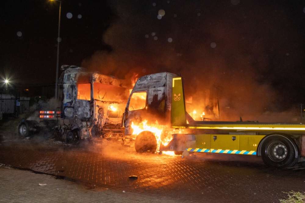 Vrachtwagen en takelwagen uitgebrand aan de Fokkerstraat