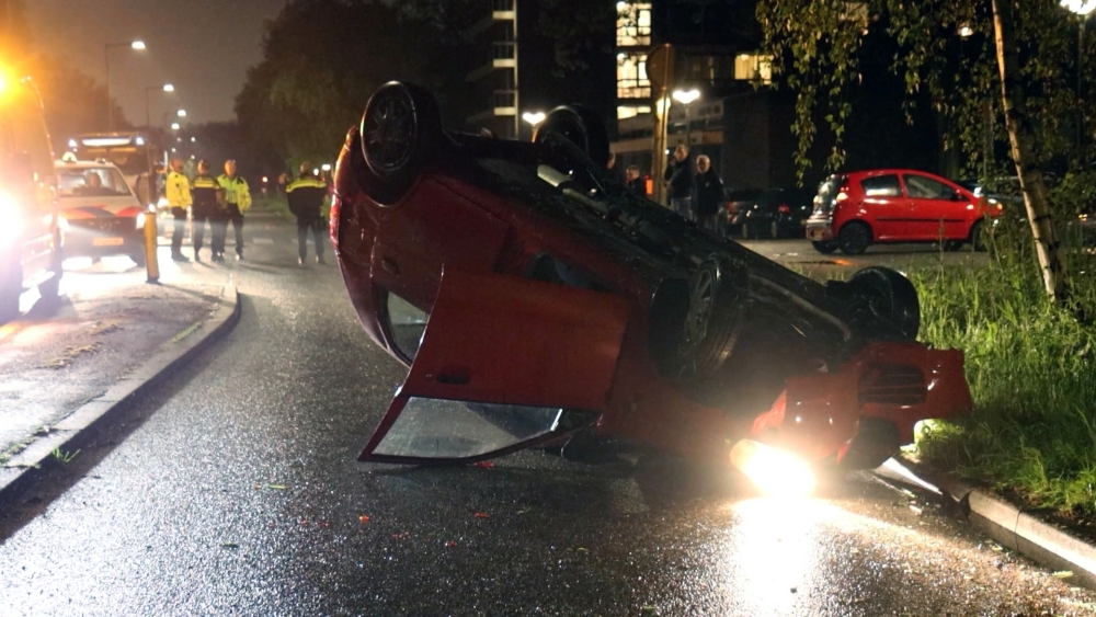 Auto velt boom en komt op dak terecht in Vlaardingen