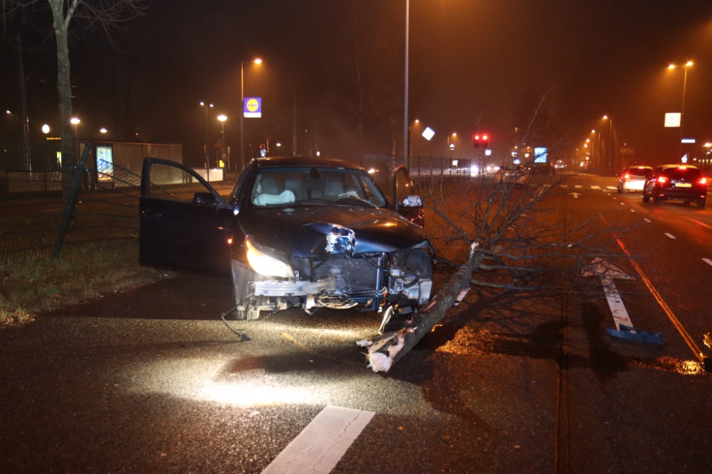 Auto ramt boom, rijdt door hek heen en komt op andere rijbaan terecht op de Churchillweg