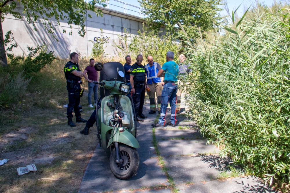 Opnieuw grote inzet hulpdiensten, dit keer voor achtergelaten gestolen scooter langs de waterkant