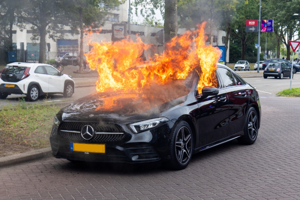 Dat is schrikken: vlammen slaan uit rijdende auto