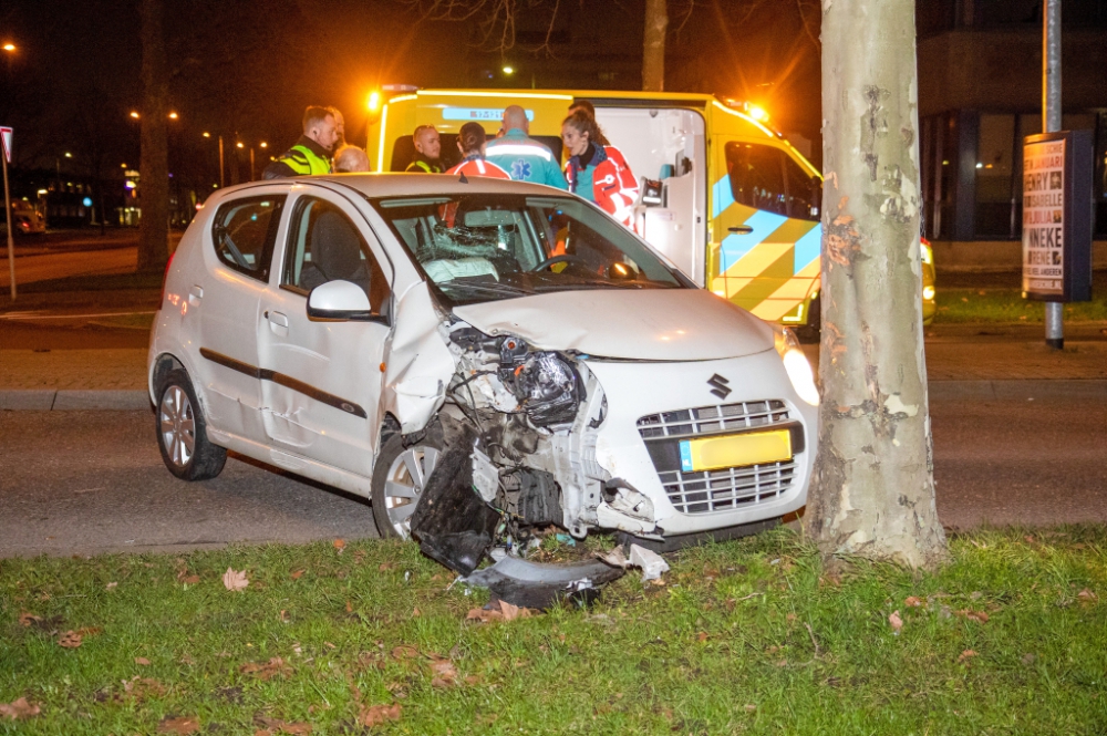 Auto vliegt in nieuwjaarsnacht uit de bocht van de ‘s-Gravelandseweg, bestuurder gewond