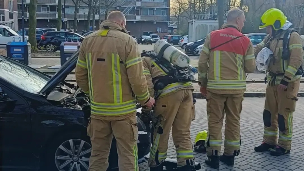 Brand met onbekende reden in auto