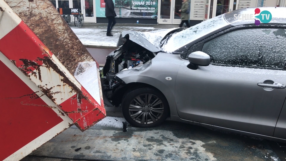 Auto knalt op geparkeerde auto&#039;s op Rotterdamsedijk