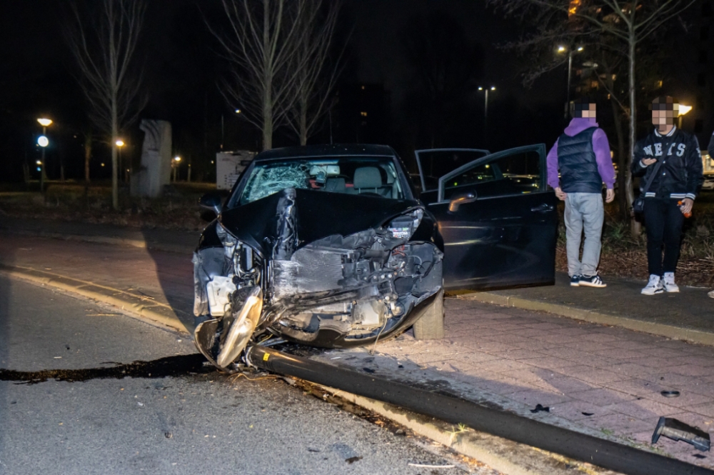 Automobilist klapt hard op lantaarnpaal