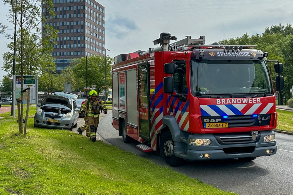 Brandweer rukt uit voor rokende motor van auto