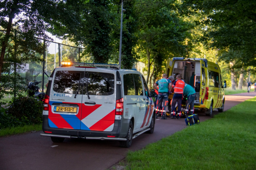 Scooterrijder eindigt tegen hek, inzet traumahelikopter op de Laan van Spieringshoek